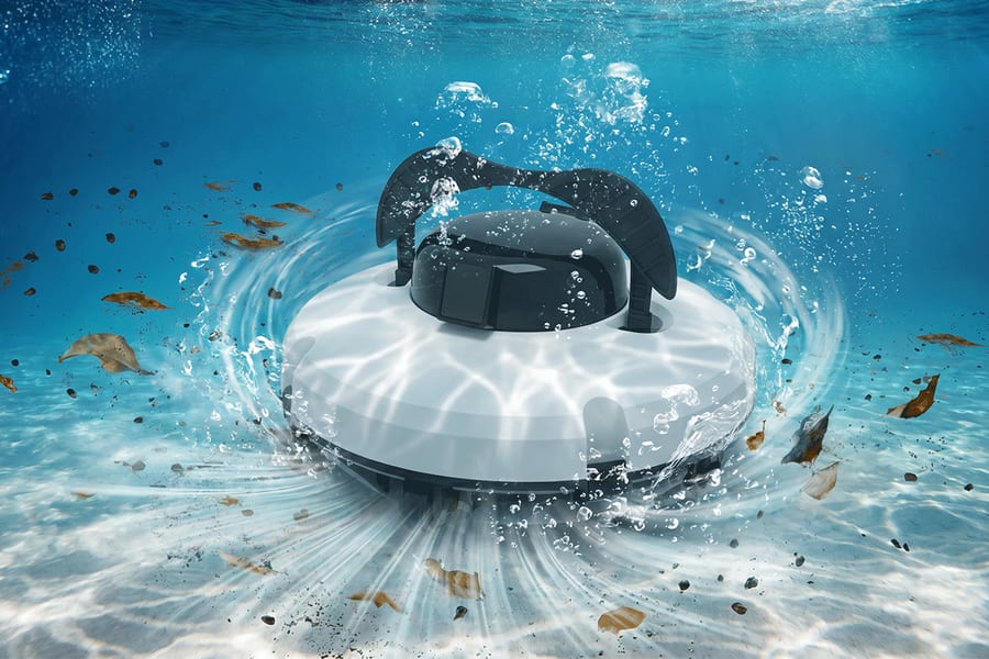 Le robot aspire les débris au fond de la piscine