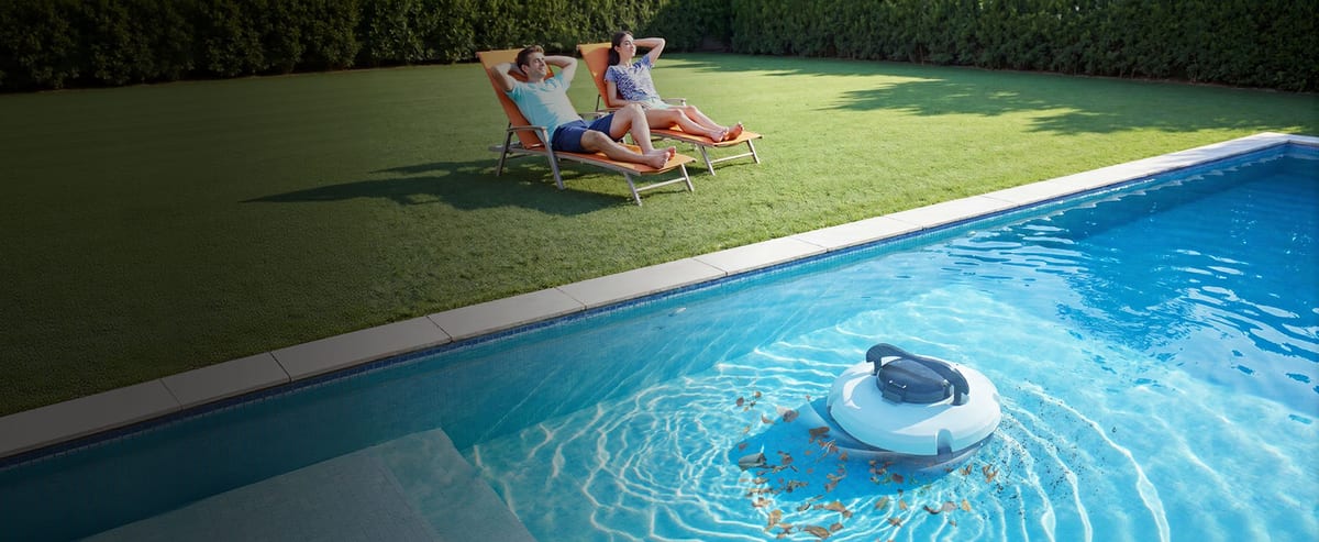 Le robot nettoie la piscine pendant que vous vous reposez
