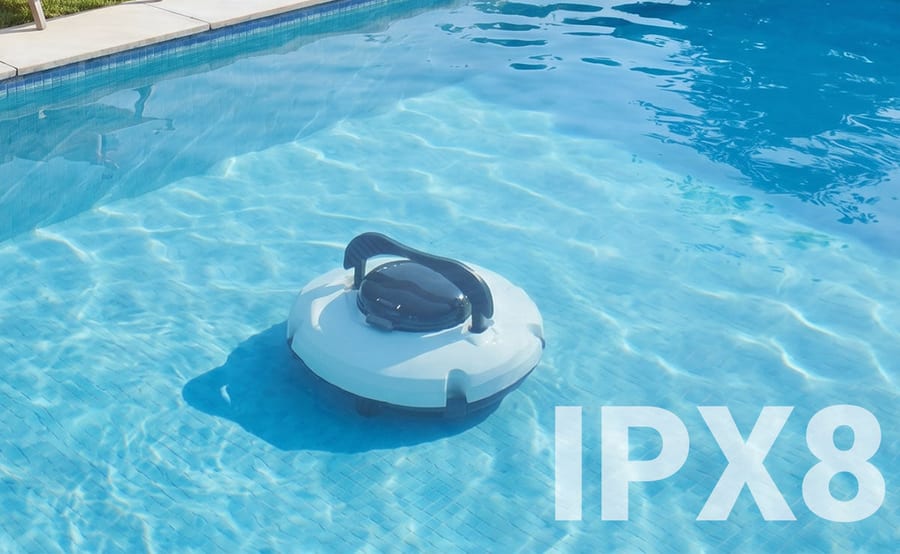 Le robot nettoie le fond de la piscine
